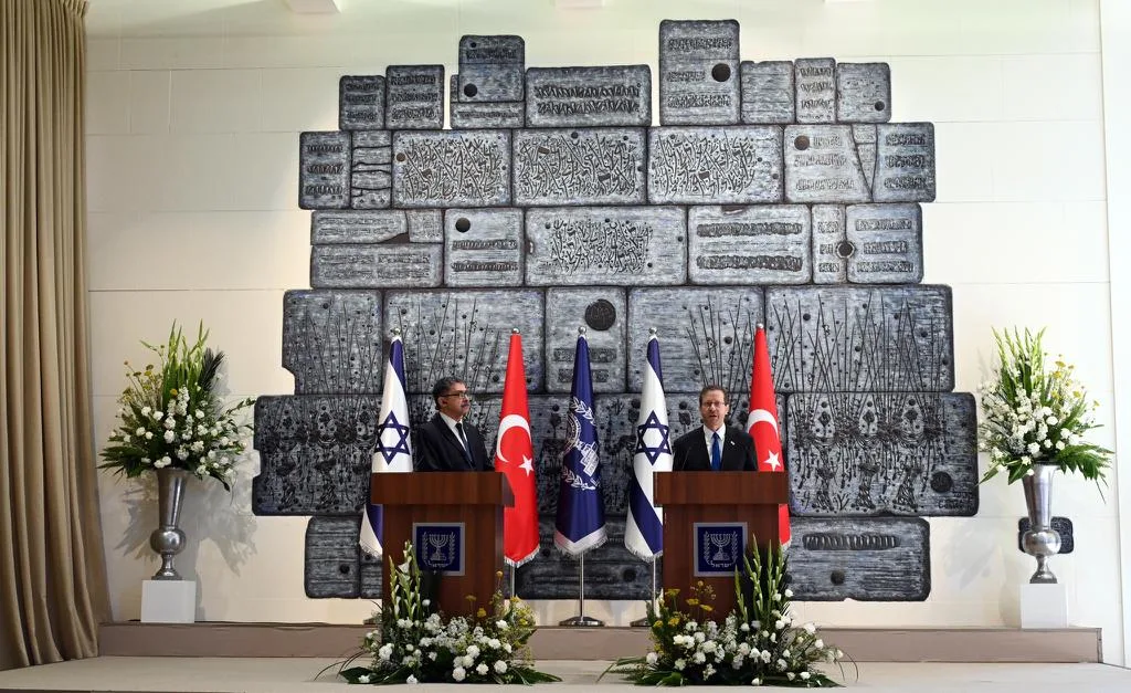 נשיא המדינה יצחק הרצוג מקבל את כתב האמנה משגריר טורקיה בישראל