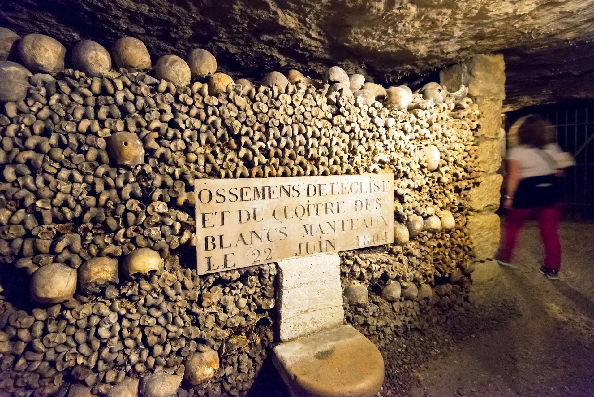 הקטקומבות בפריז Inside,catacombs,of,paris,,france.,famous,catacombs,or,les,catacombes