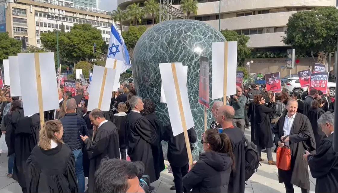 מחאת הגלימות מול בית משפט השלום תל אביב