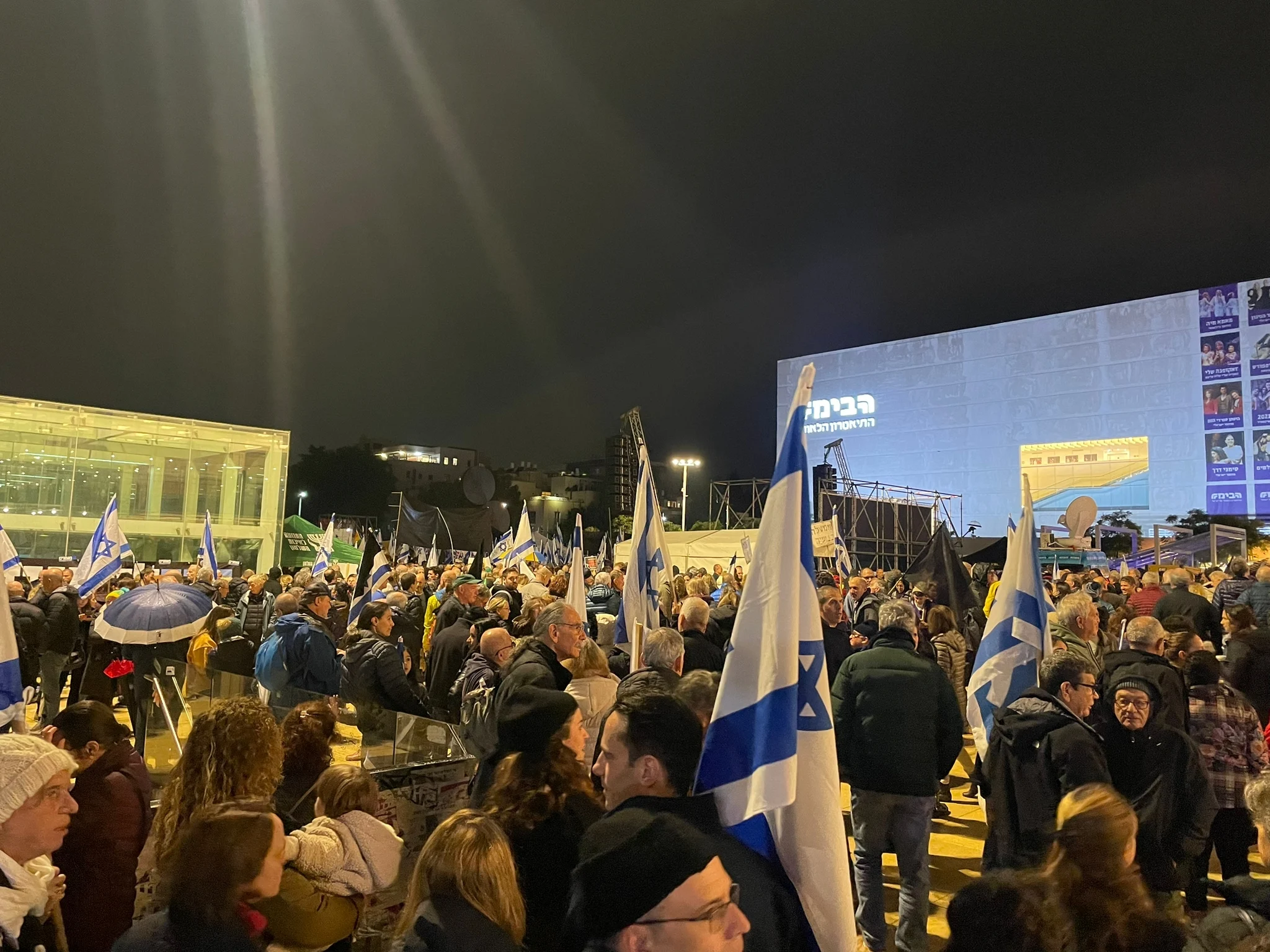 מפגינים בכיכר הבימה בתל אביב