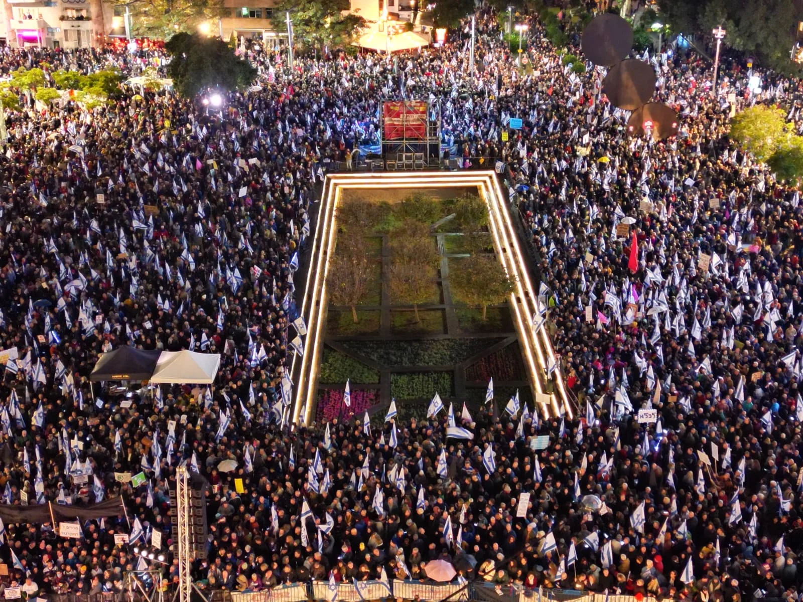 רבבות מפגינים בכיכר הבימה