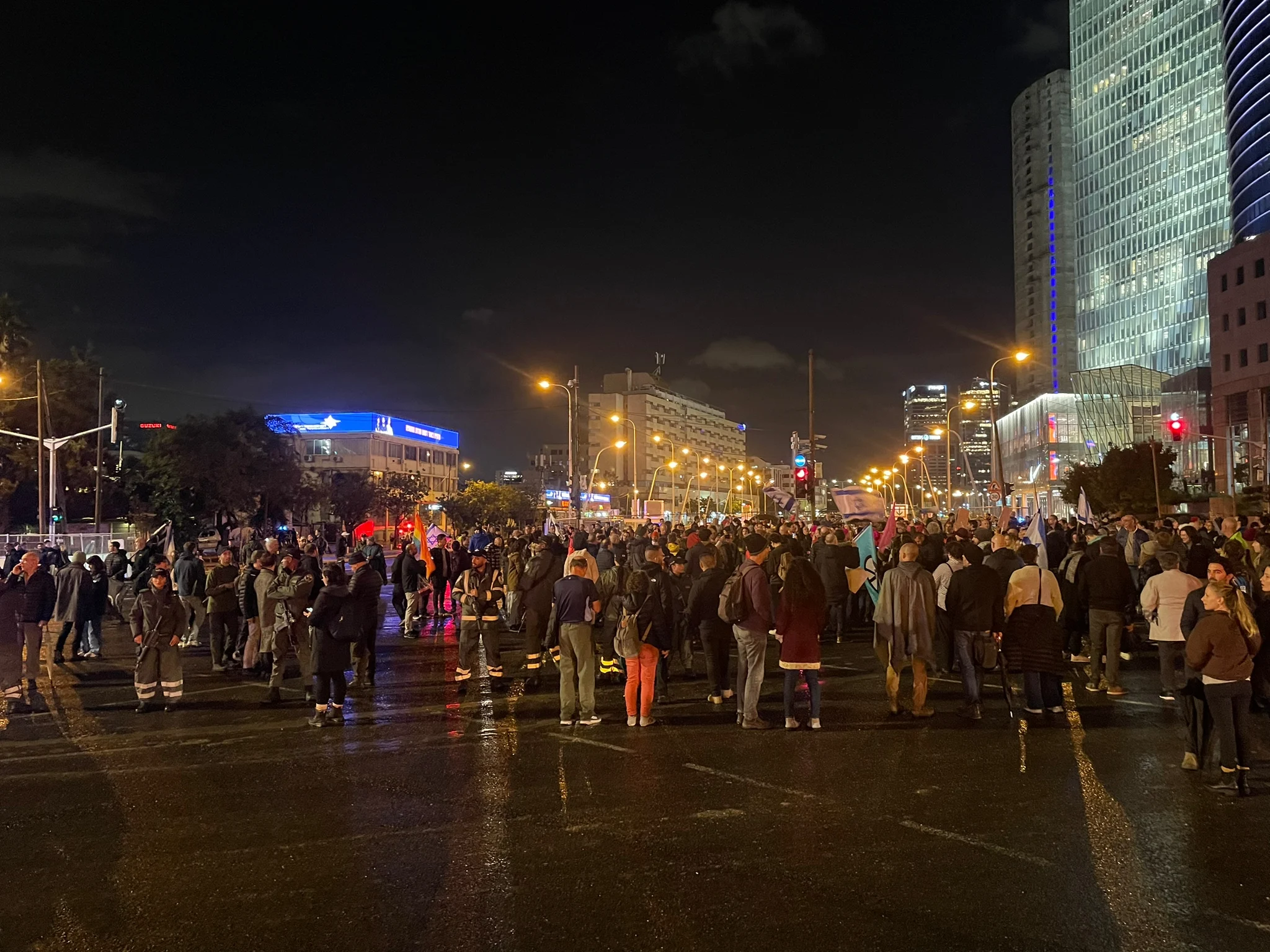 מפגינים בדרך מנחם בגין בתל אביב