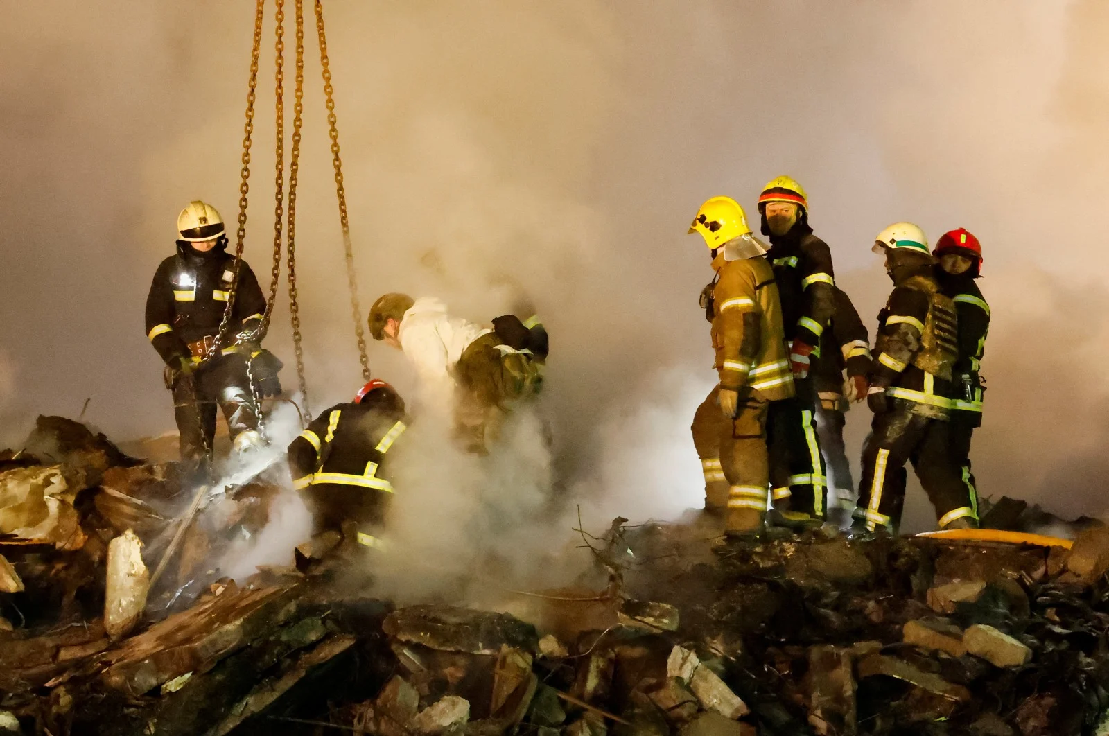 פעולות חילוץ בבניין שהופצץ בדניפרו, אוקראינה