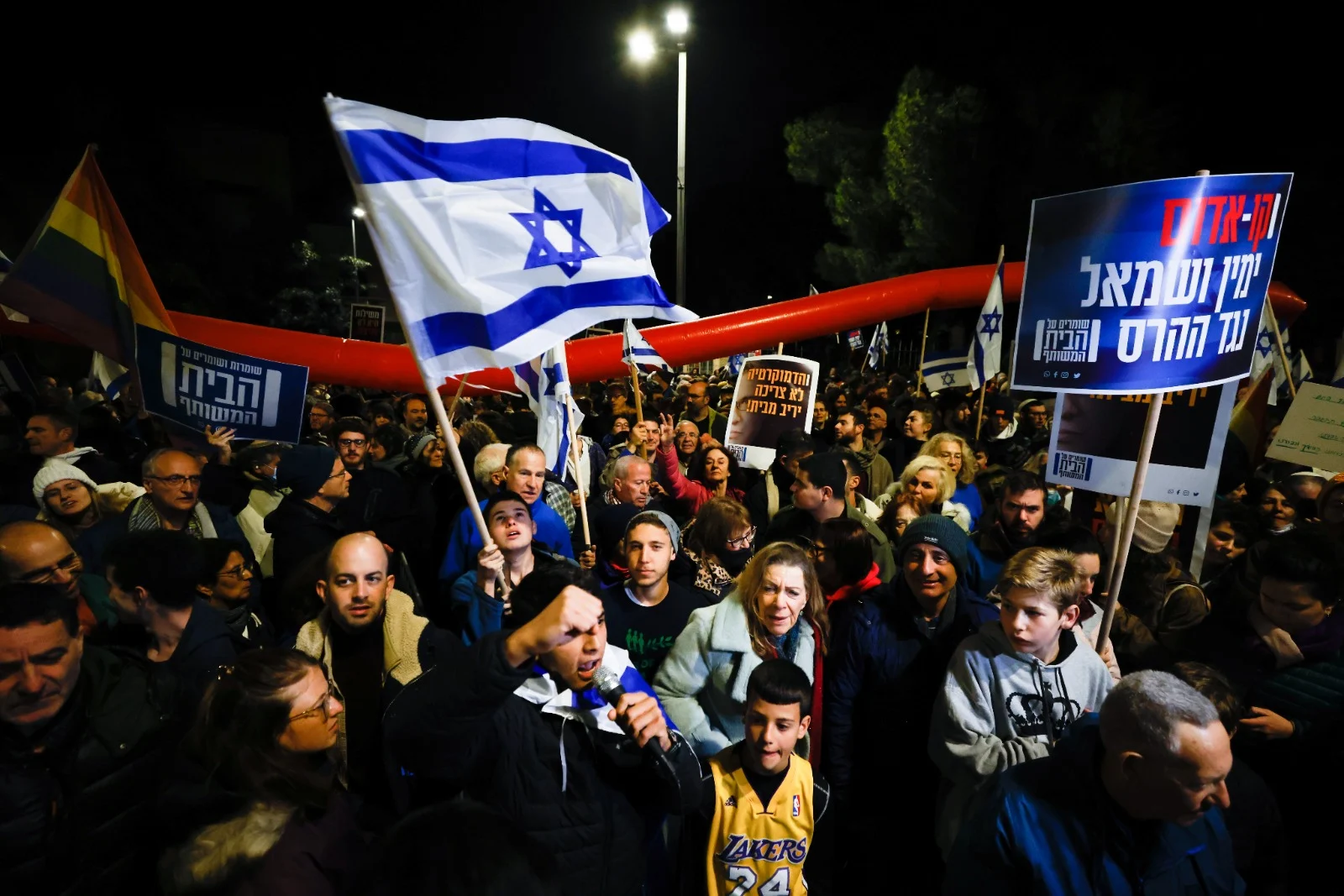 מפגינים נגד הרפורמה המשפטית בכיכר הבימה בת''א