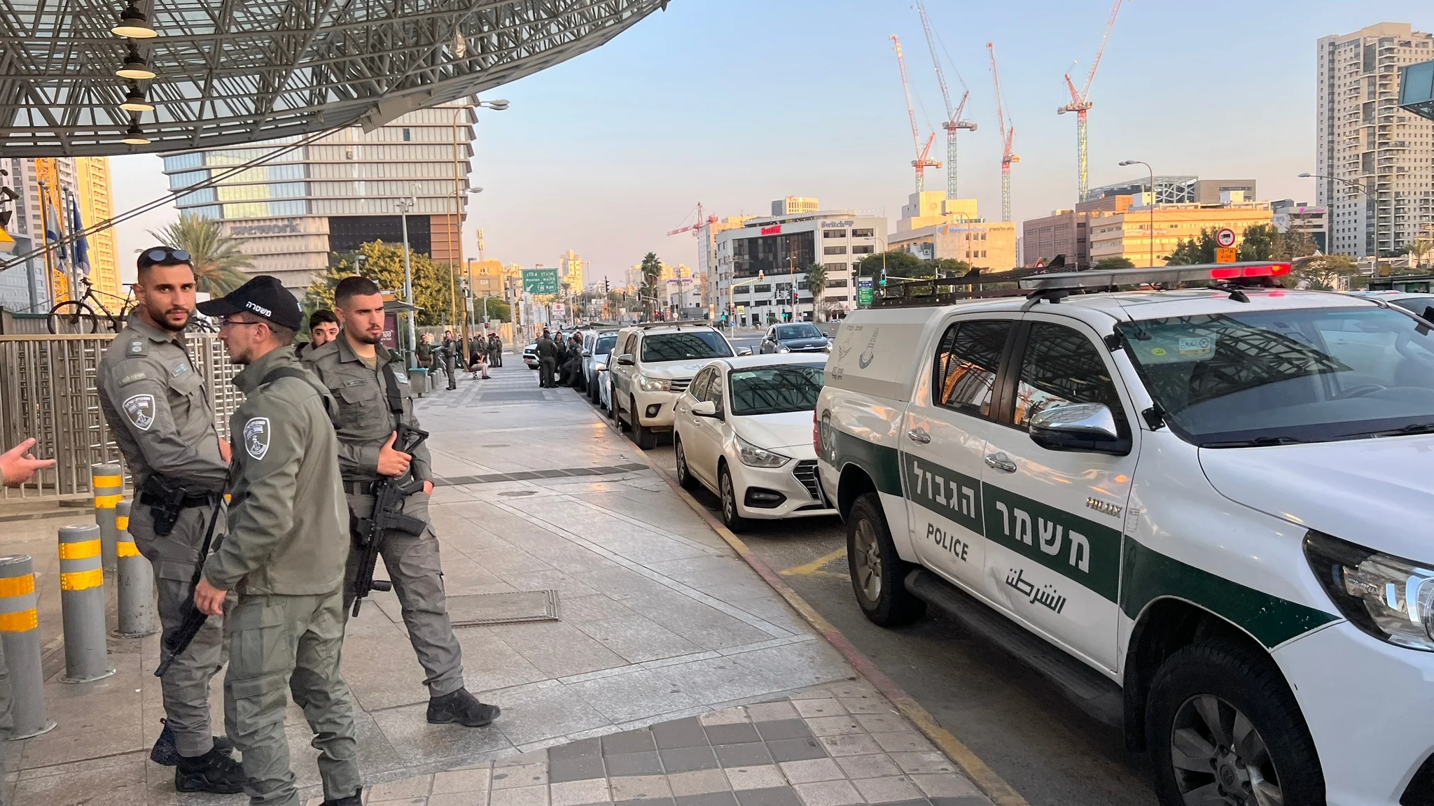 שוטרי משמר הגבול ליד תחנת רכבת תל אביב השלום, בהכנות להפגנה