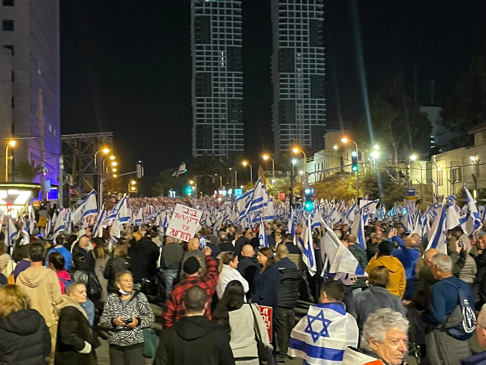 אלפים באזור רחוב קפלן בתל אביב