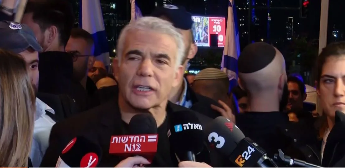 ראש האופוזיציה יאיר לפיד בהפגנה נגד הממשלה בתל אביב