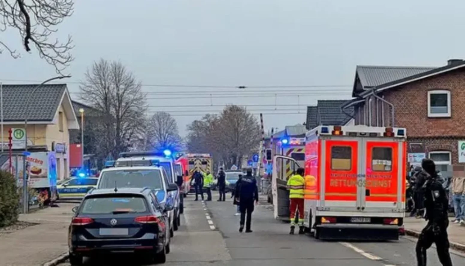 כוחות ההצלה מחוץ לתחנת הרכבת בגרמניה