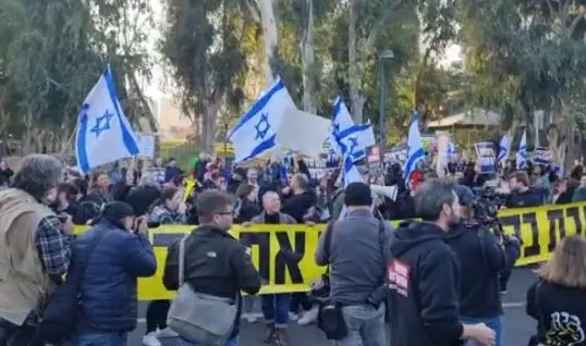 פעילי מחאת הסטודנטים חוסמים את דרך נמיר בתל אביב