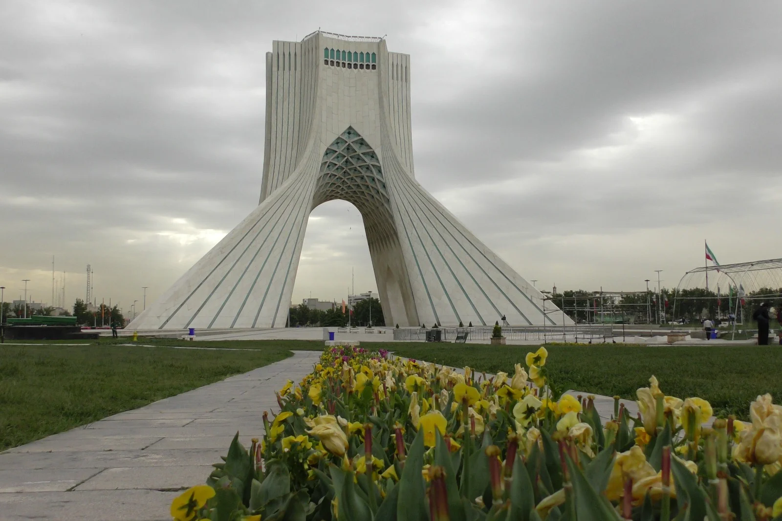 מגדל אזאדי, מרכז טהרן