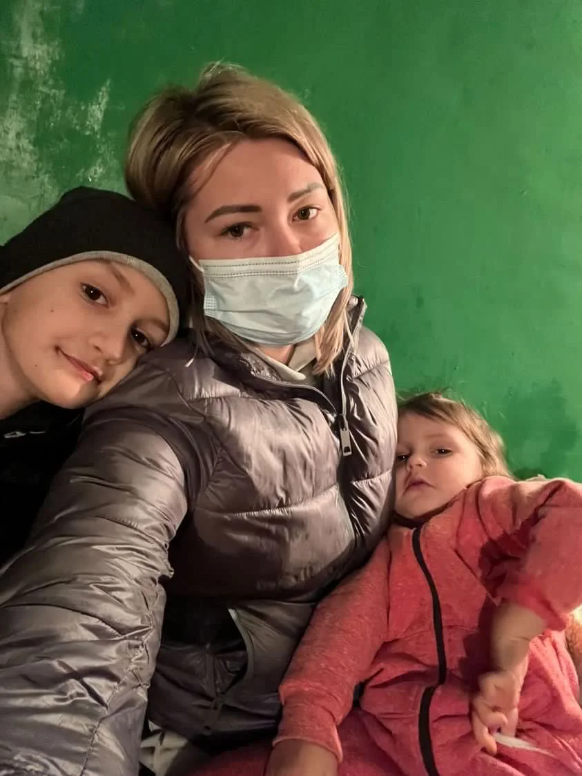 אירינה והילדים במקלט באוקראינה