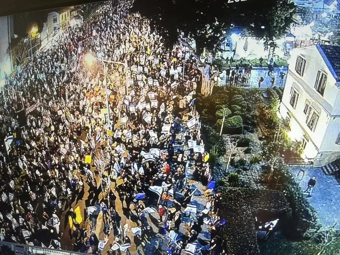 מפגינים נגד המהפכה המשפטית, על קפלן ליד שרונה