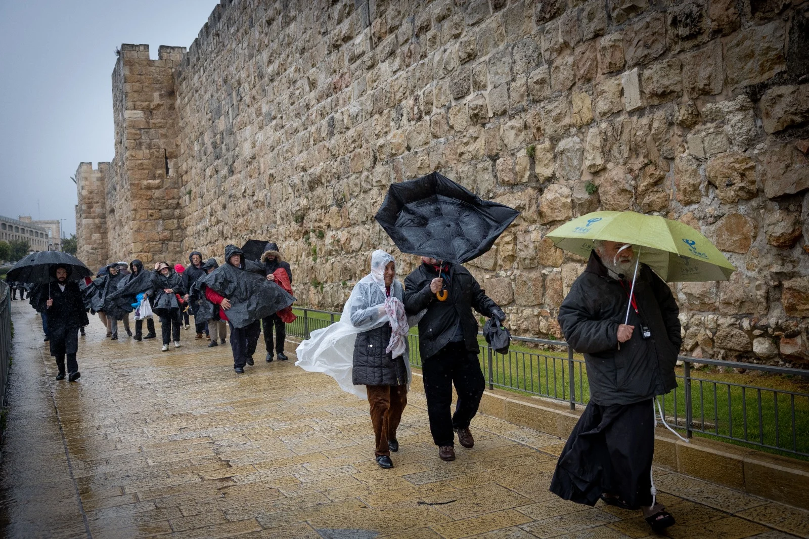 אנשים בירושלים בסופה ''ברברה''