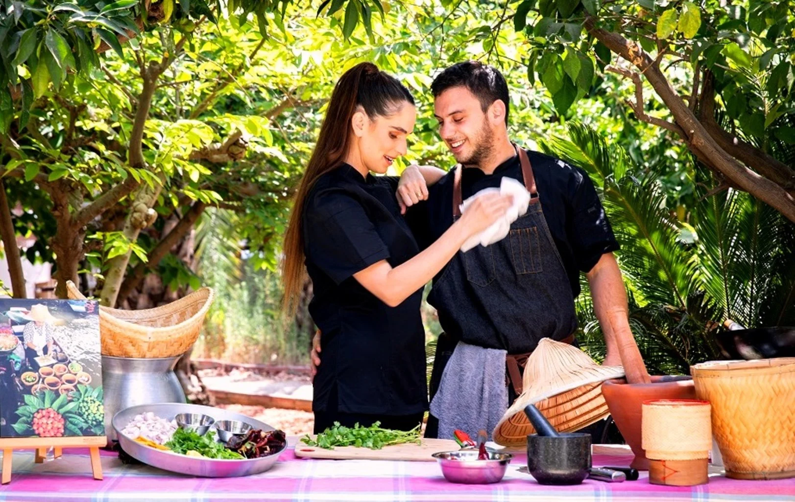 נדב ודניאל מבשלים תאילנד בערבה