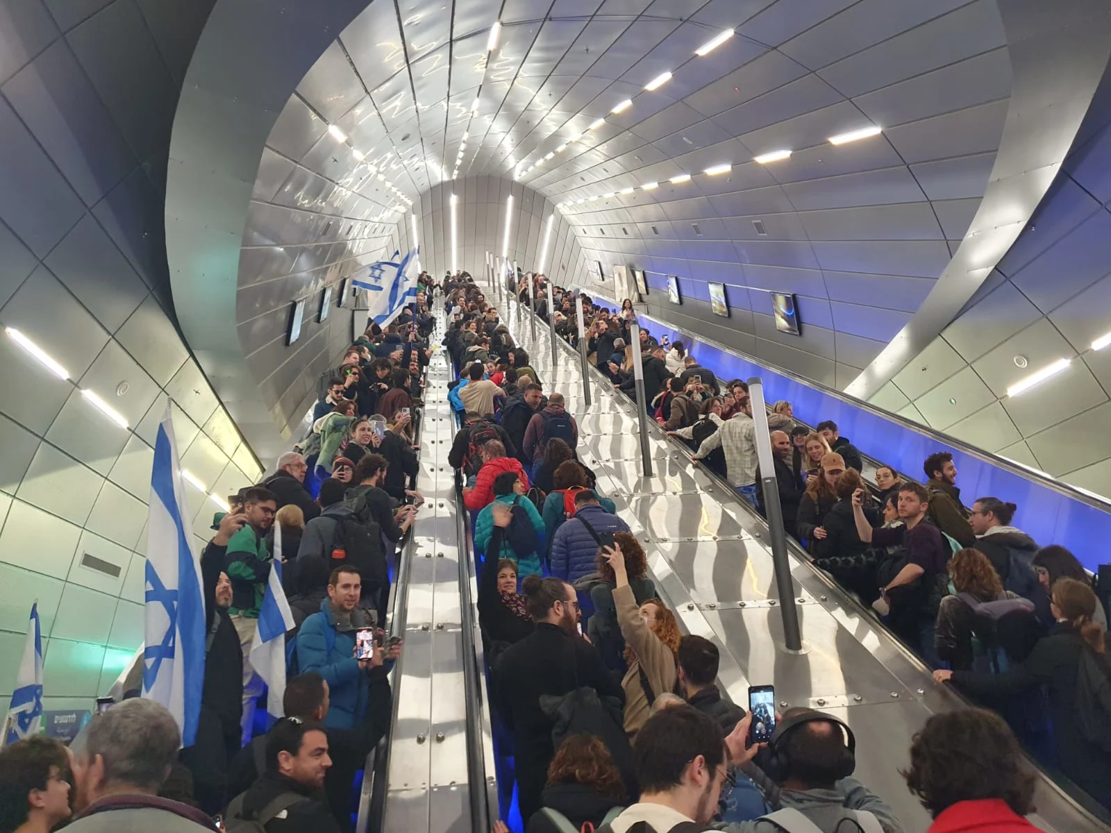 מפגינים בתחנת הרכבת בירושלים