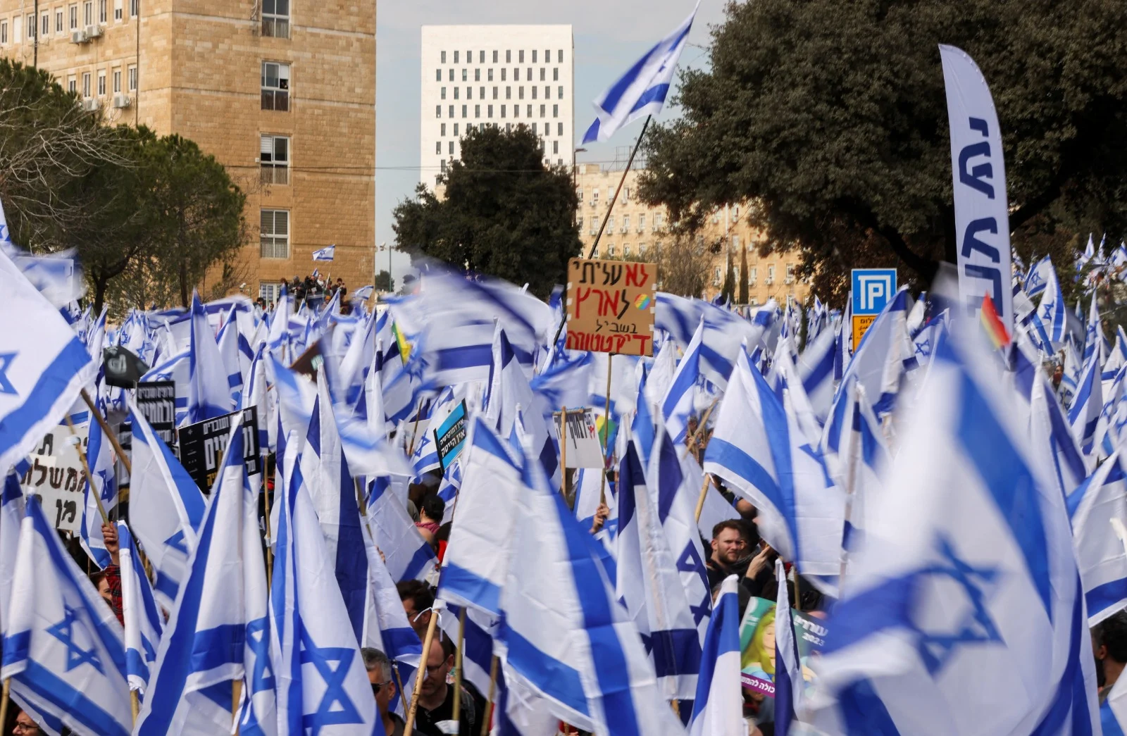 עשרות אלפים מפגינים מחוץ לכנסת ומניפים דגלי ישראל