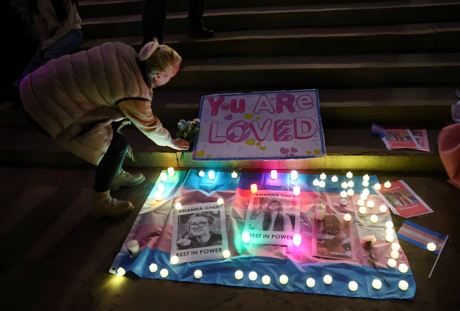הדלקת נרות באירוע זיכרון לבריאנה גראיי, נערה טרנסג'נדרית שנרצחה