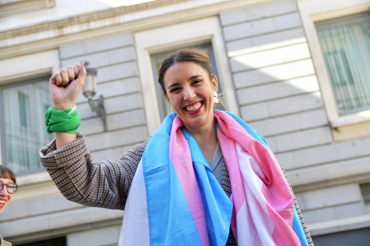 שרת השוויון בספרד, אירן מונטרו, חוגגת מחוץ לבניין הפרלמנט לאחר העברת החוק