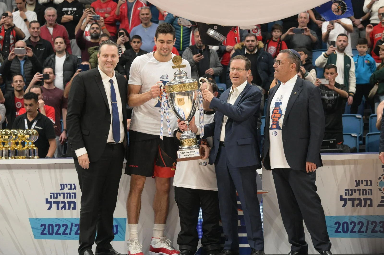 הנשיא הרצוג מעניק את גביע המדינה בכדורסל להפועל ירושלים