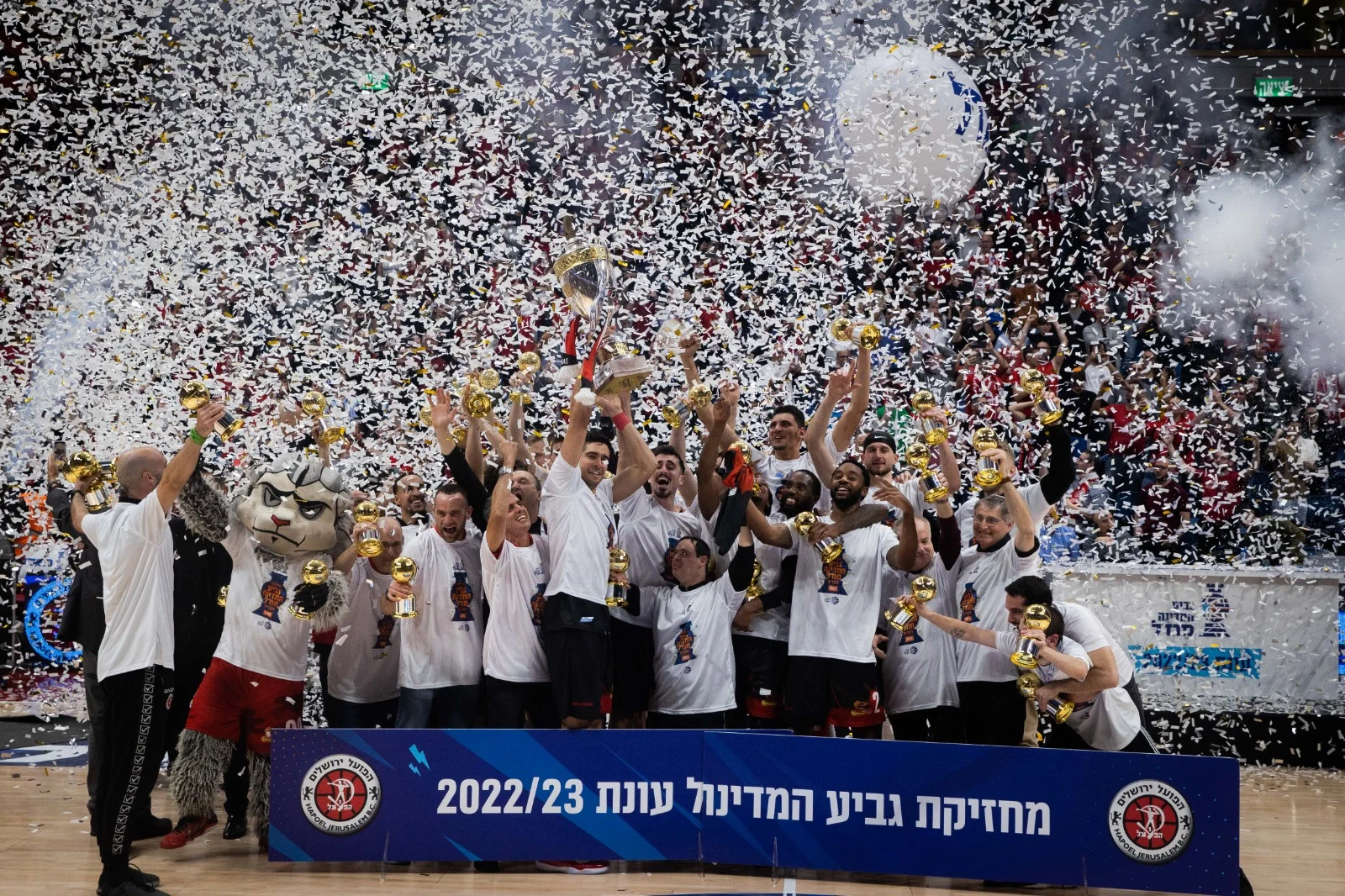 הפועל ירושלים חוגגת את הזכייה בגביע המדינה בכדורסל