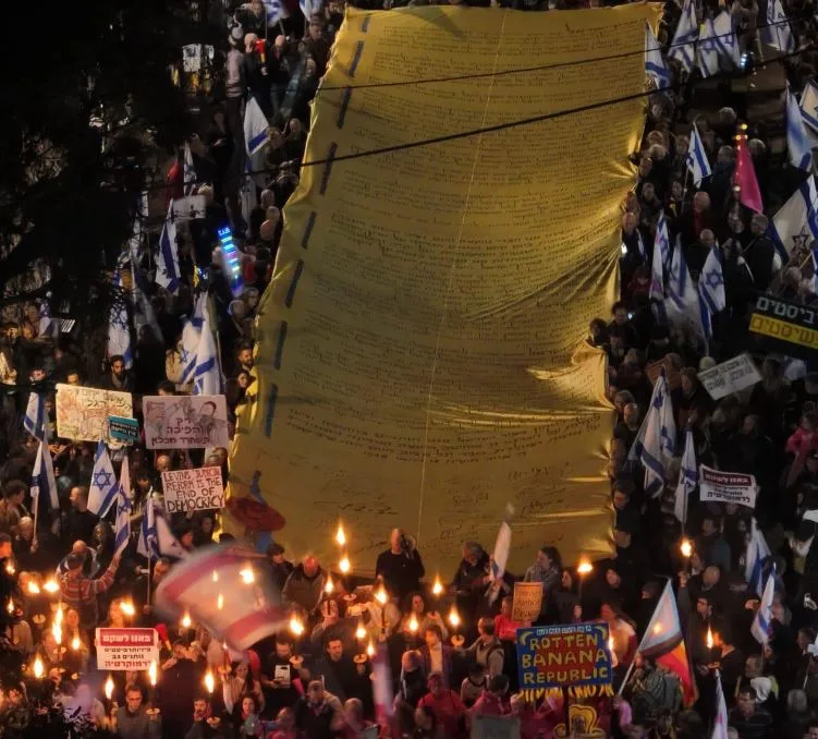אלפים מפגינים בתל אביב