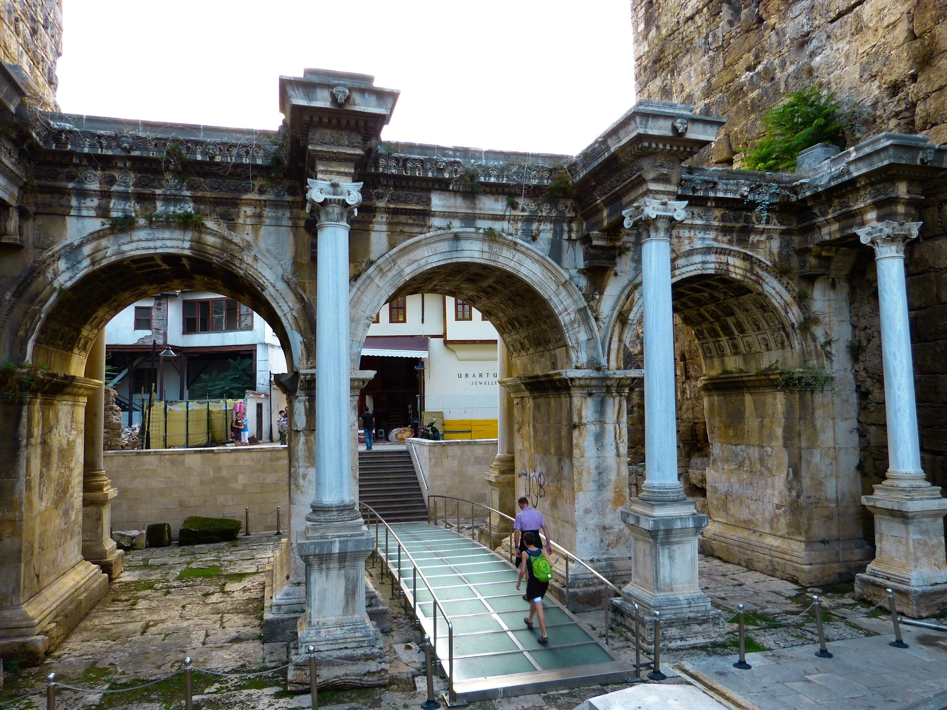 Hadrians Gate שער אדריאנוס בעיר העתיקה של אנטליה