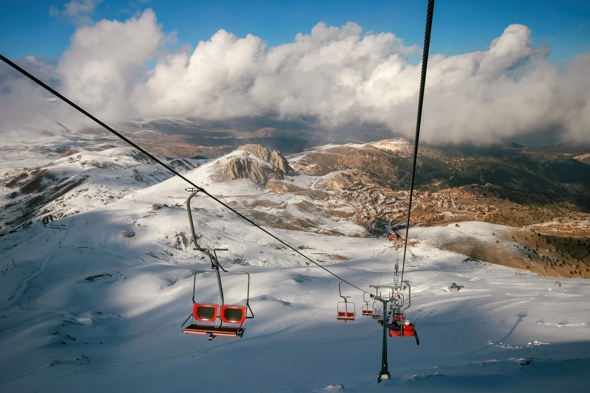 Ski,resort,antalya,sakl?kent,,skiers,coming,down,from,the,mountain