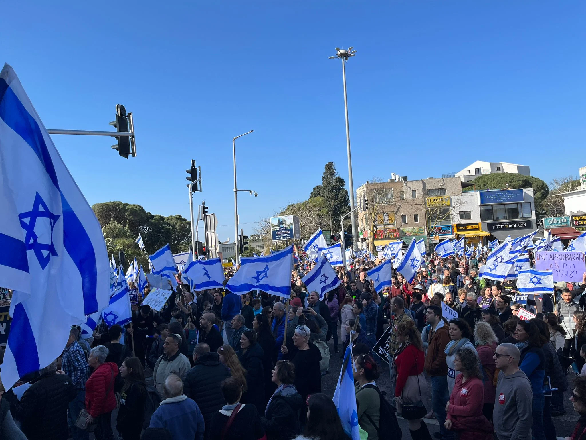 הפגנה נגד המהפכה המשפטית במרכז חורב בחיפה