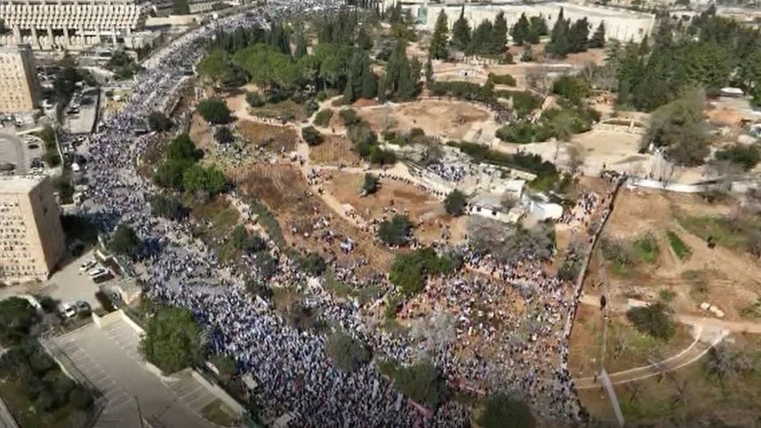 מפגינים מתחילים להתאסף מחוץ למשכן הכנסת בירושלים