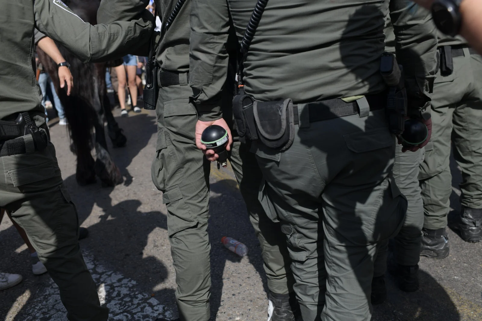 שוטר בהפגנה אוחז ברימון הלם