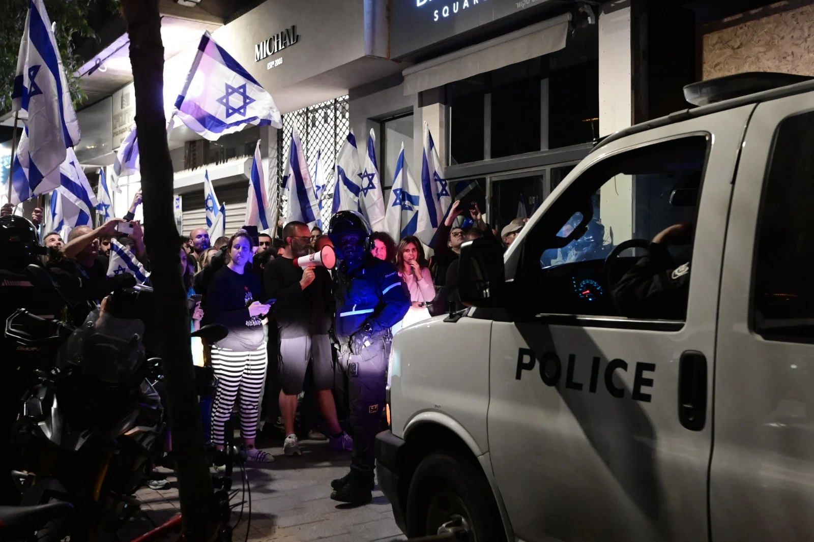 מפגינים מחוץ למספרה בתל אביב