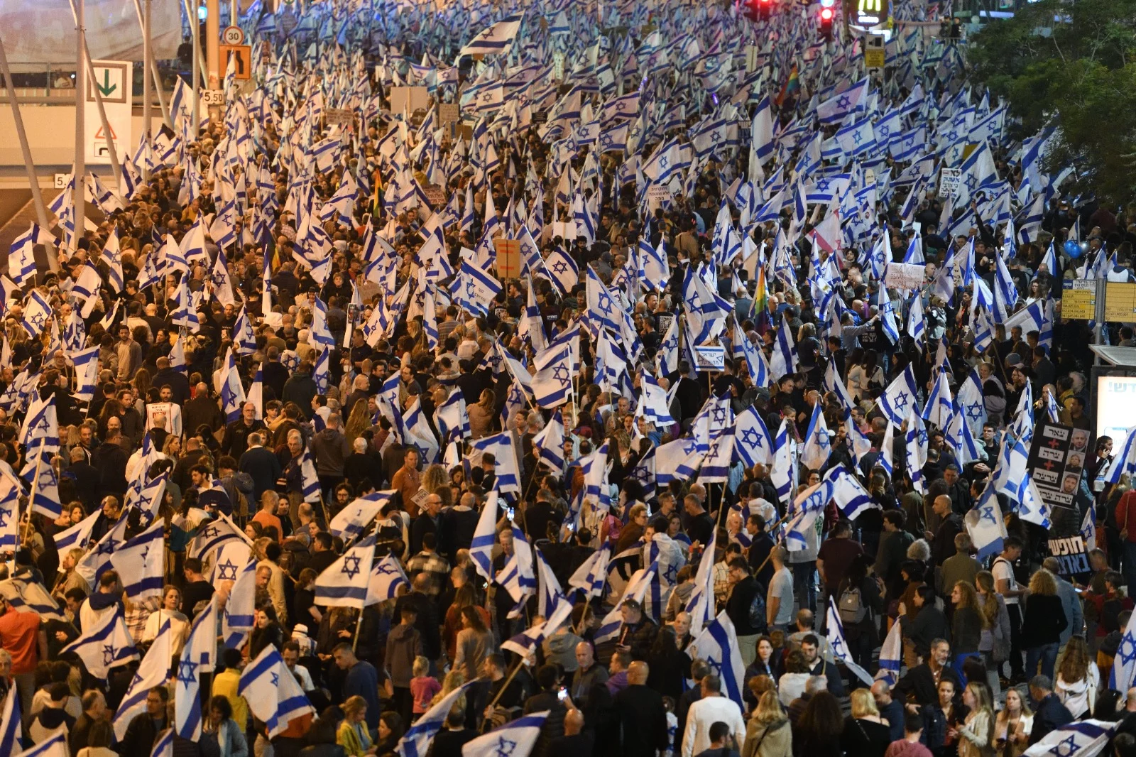 מאות אלפים מפגינים בתל אביב