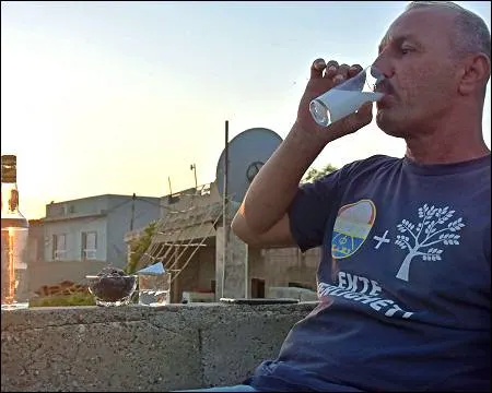 גבר שותה עראק בעיראק