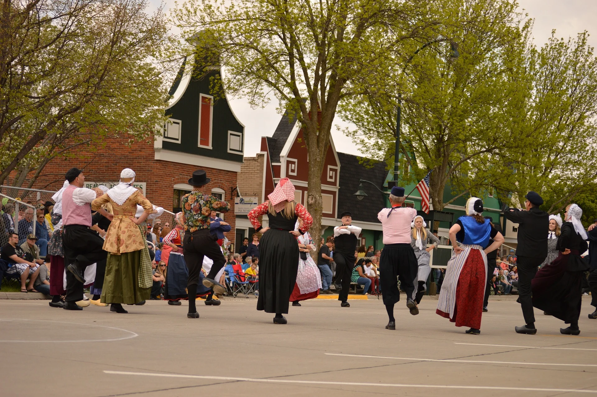 הולנדים בלבוש מסורתי בחגיגה בכפר