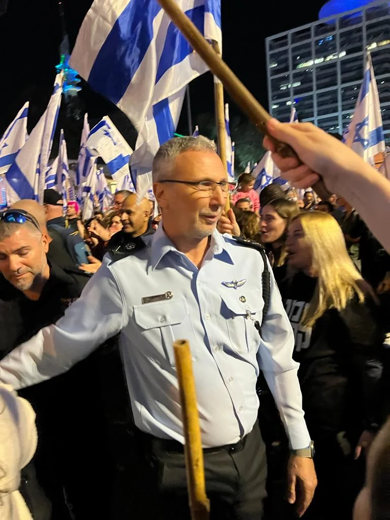 עמי אשד מתקבל במחיאות כפיים בהפגנה בתל אביב