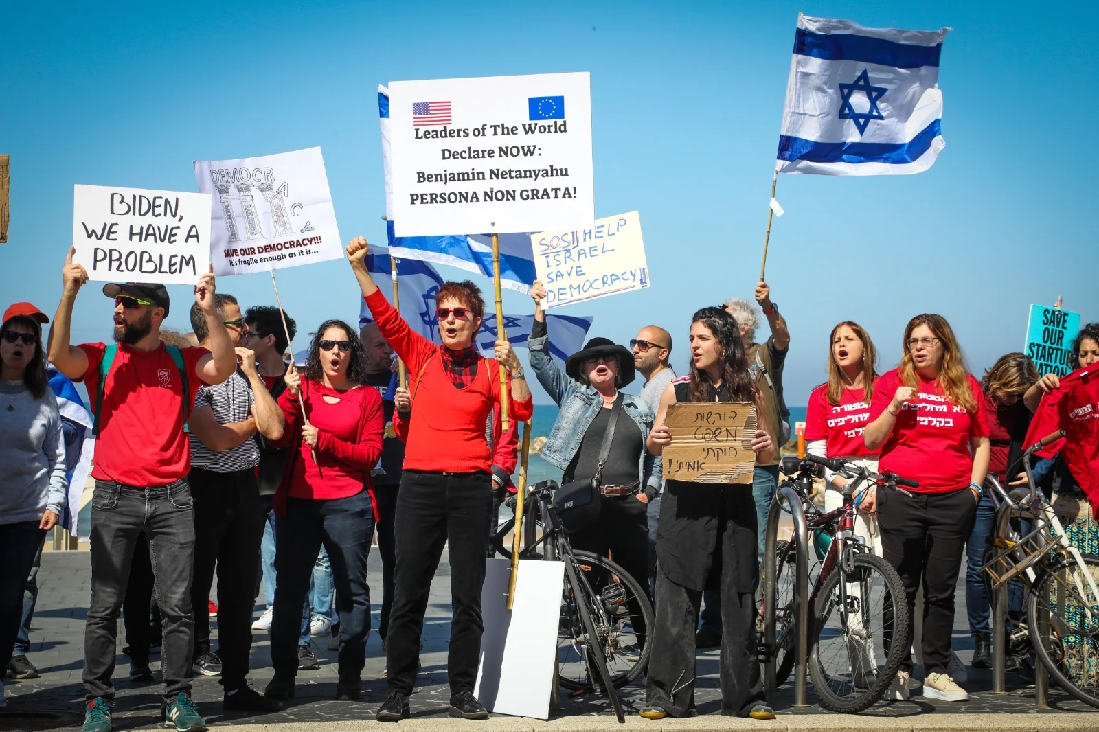 מפגינים מחוץ לשגרירות ארצות הברית בתל אביב