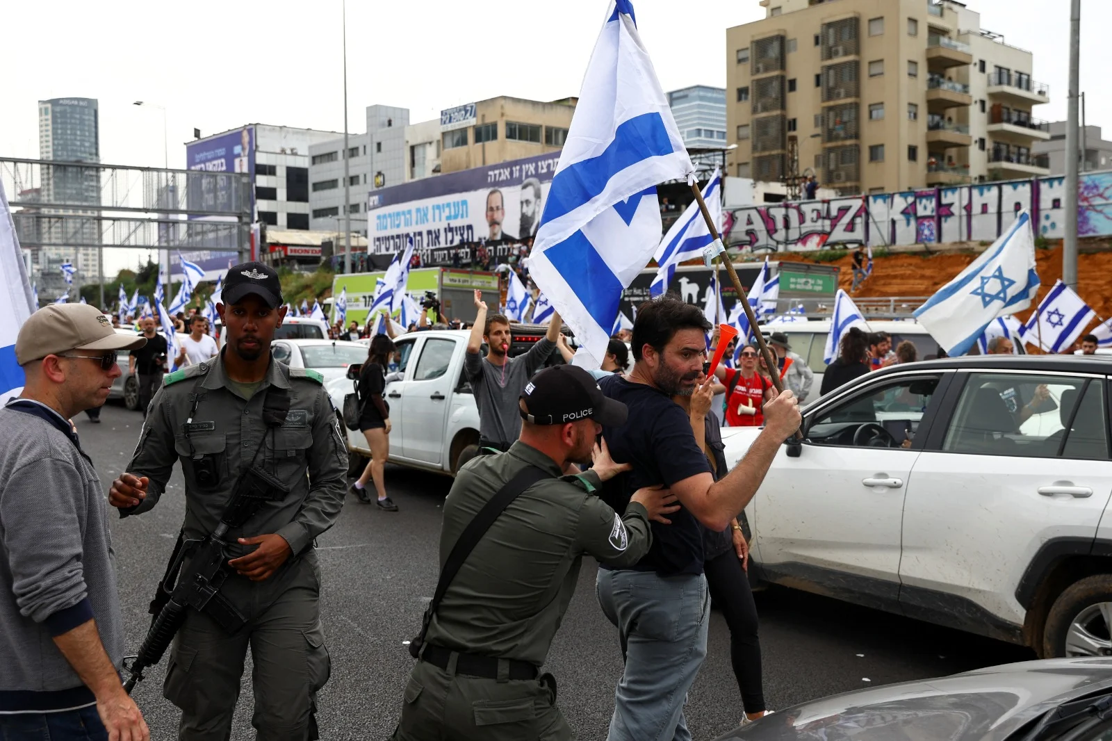 מפגינים ושוטרים בתל אביב הפגנה