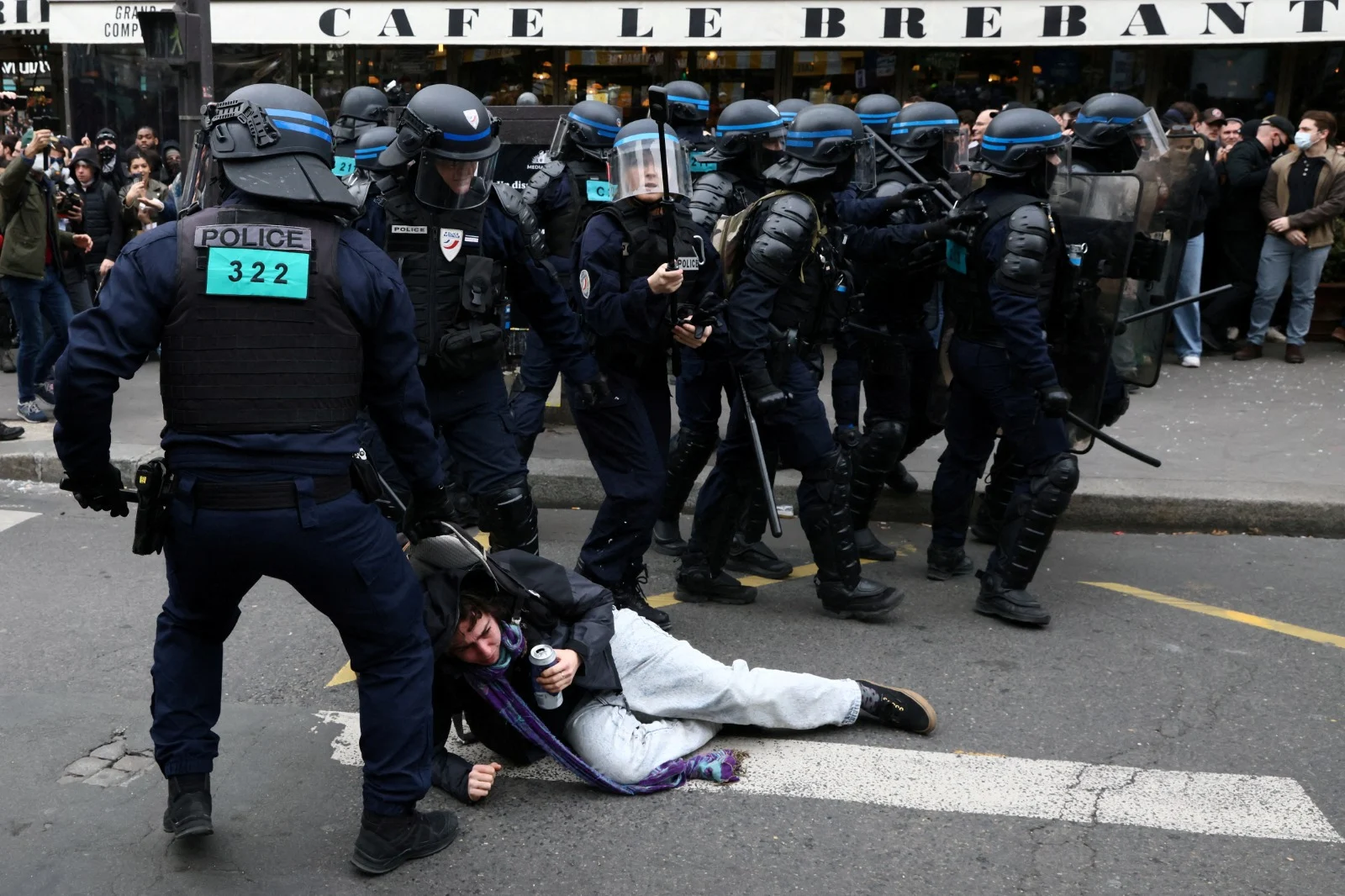 מפגינים ושוטרים בפריז