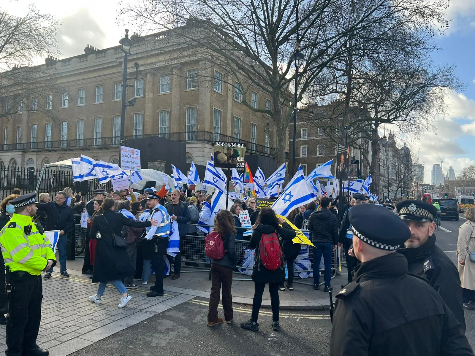 הפגנה נגד נתניהו מול מעון ראש ממשלת בריטניה בדאונינג 10