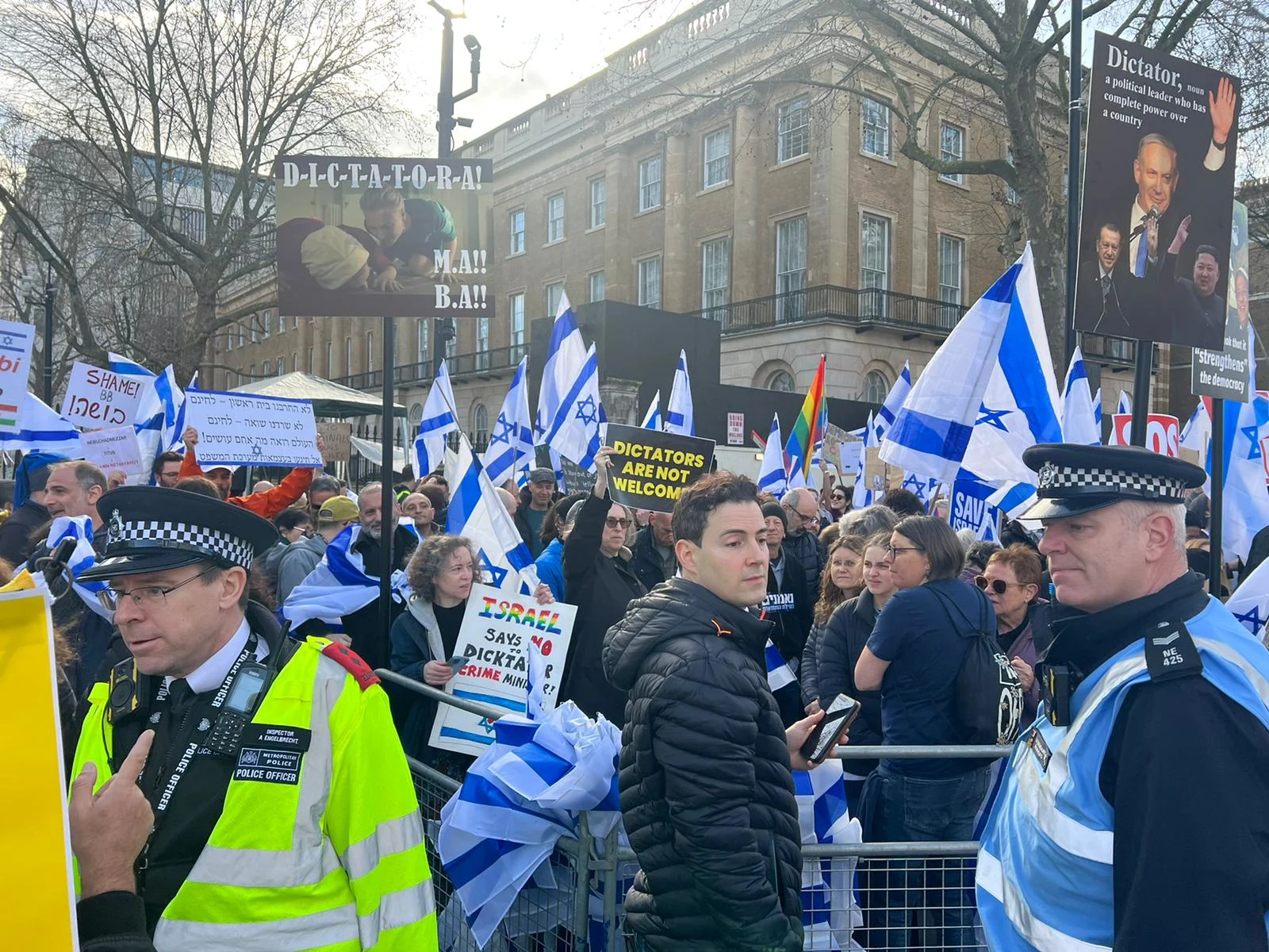 הפגנה נגד נתניהו מול מעון ראש ממשלת בריטניה בדאונינג 10