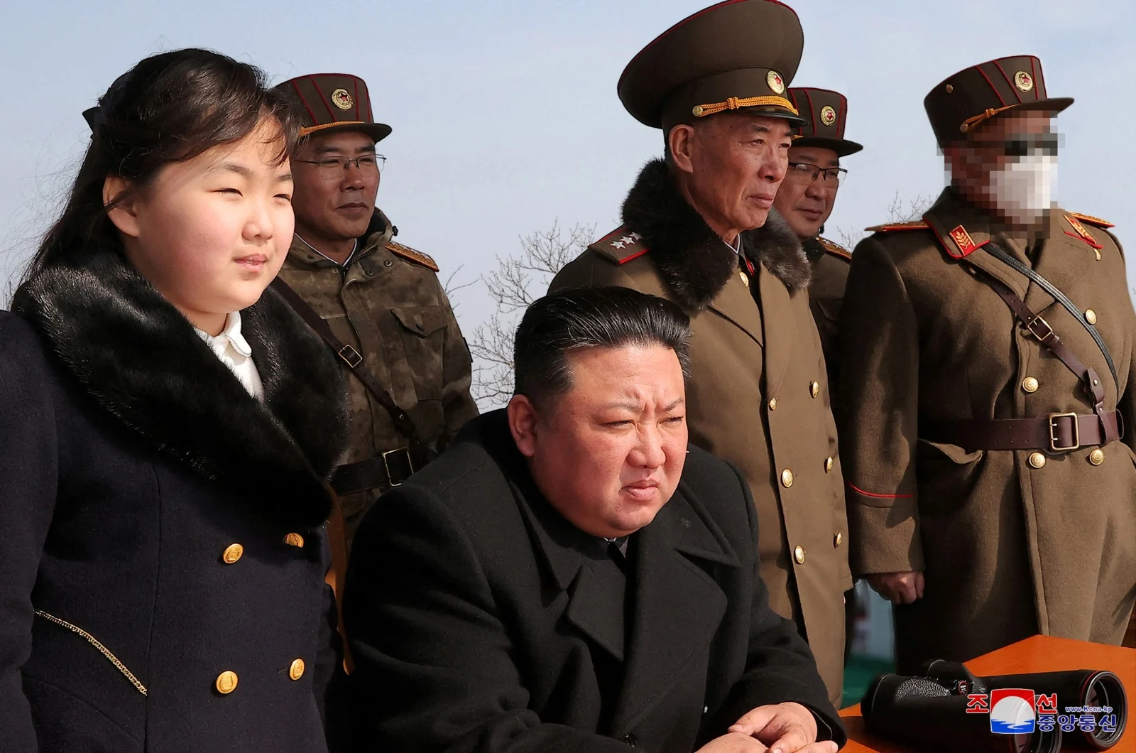 קים ג'ונג און, בתו ובכירים בצבא הצפון הקוריאני צופים בשיגור טילים