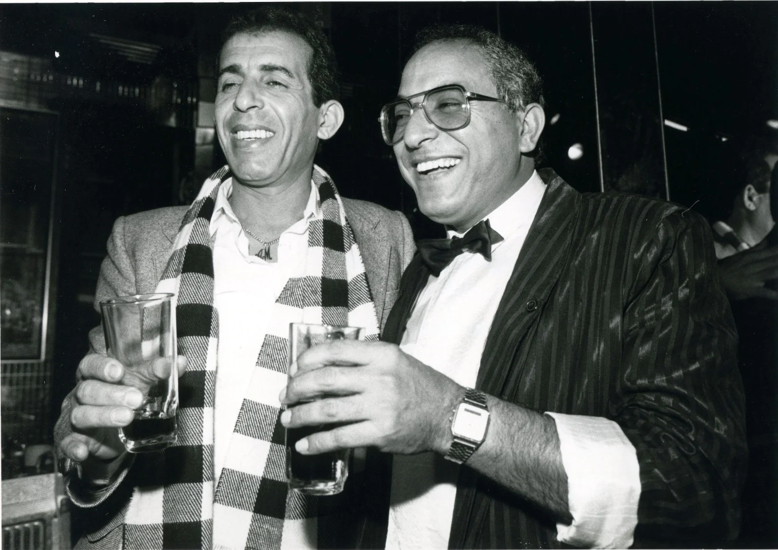 דקלון (מימין) מצולם לצד הזמר אביהו מדינה בשנות השמונים
