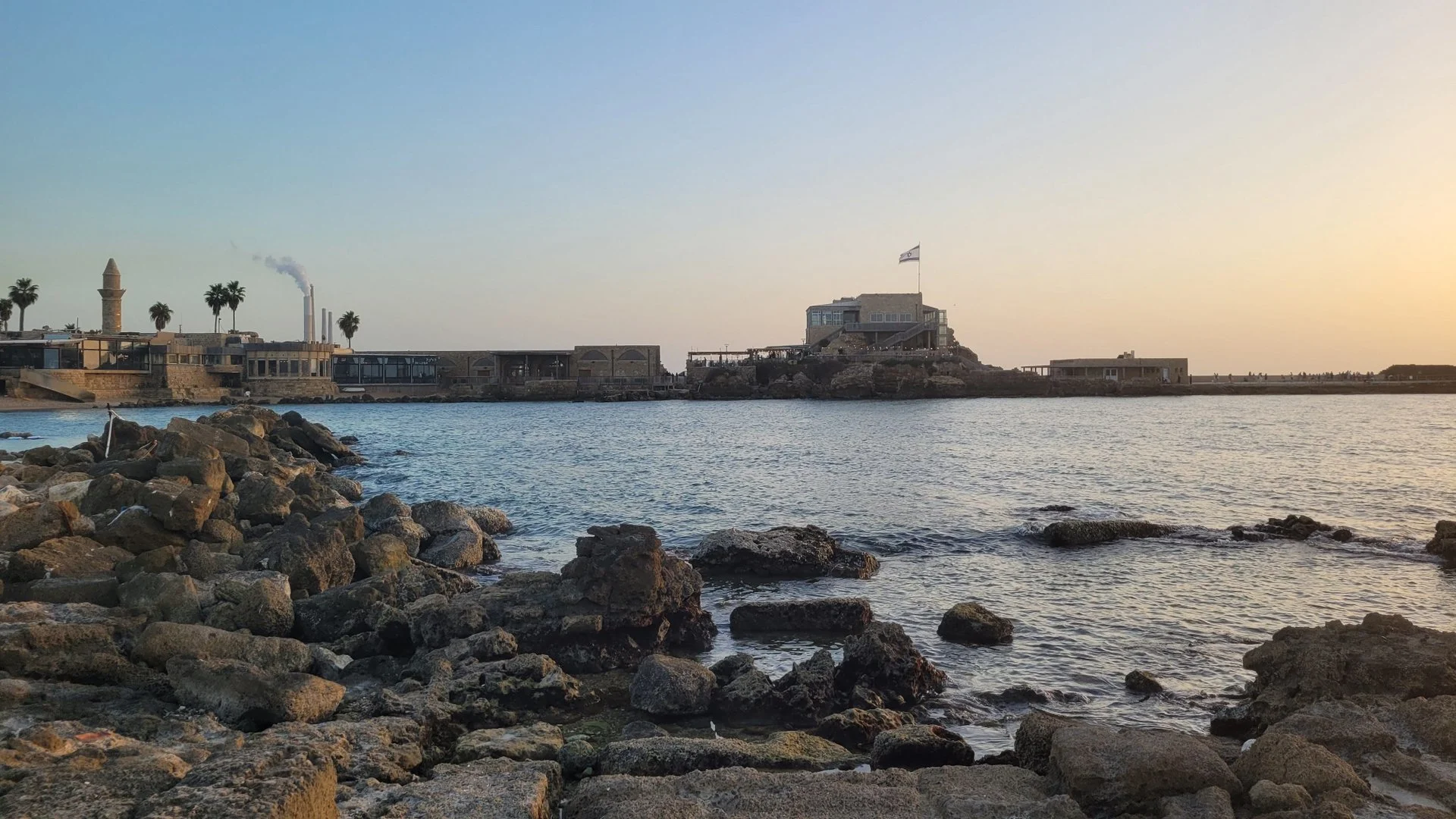 נמל קיסריה - ים, עתיקות ובילויים