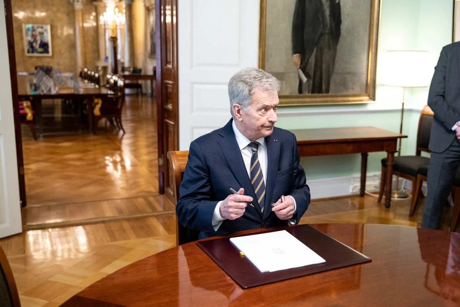 נשיא פינלנד סאולי ניניסטה חותם על חקיקת ההצטרפות לנאט''ו