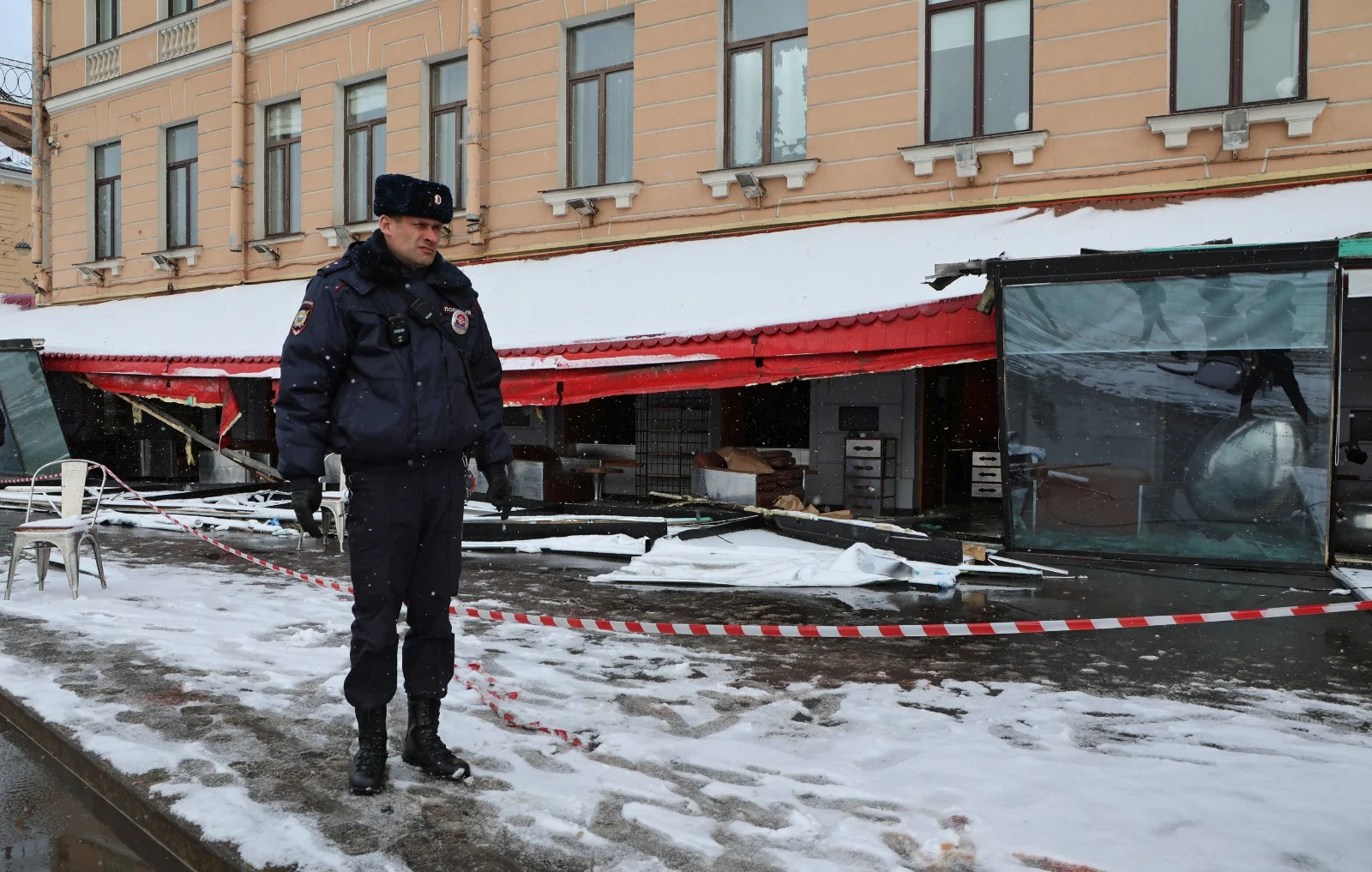 שוטר רוסי בזירת הפיצוץ בבית הקפה בסנט פטרסבורג