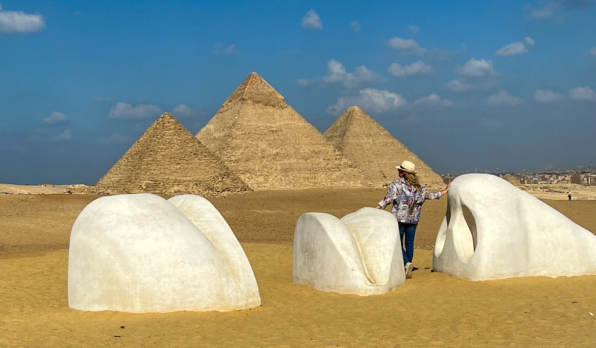 Forever is Now תערוכה של Art D’Égypte בפירמידות