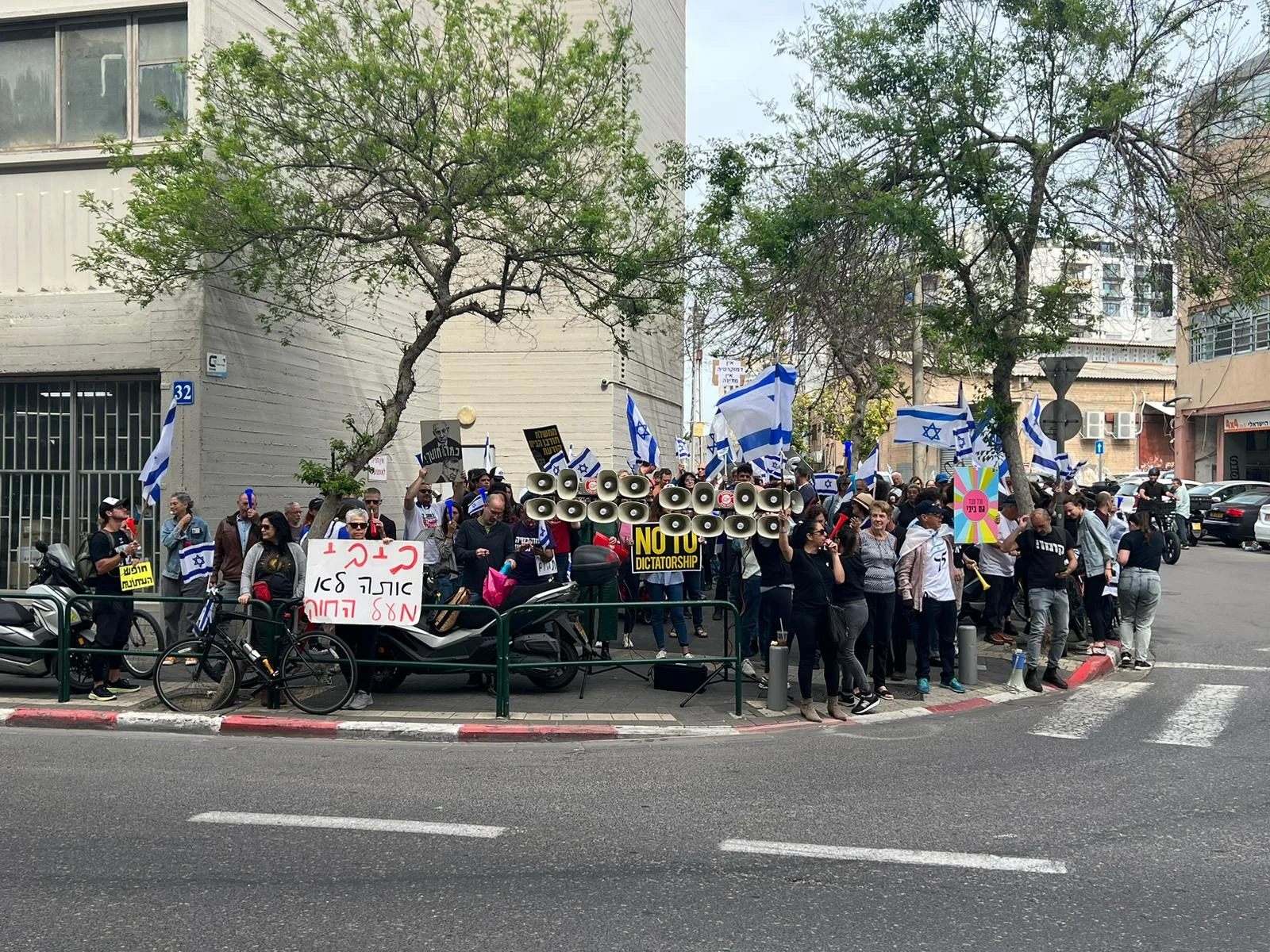 הפגנה מחוץ לבימ״ש השלום בשוקן בתל אביב, שם העיד נתניהו