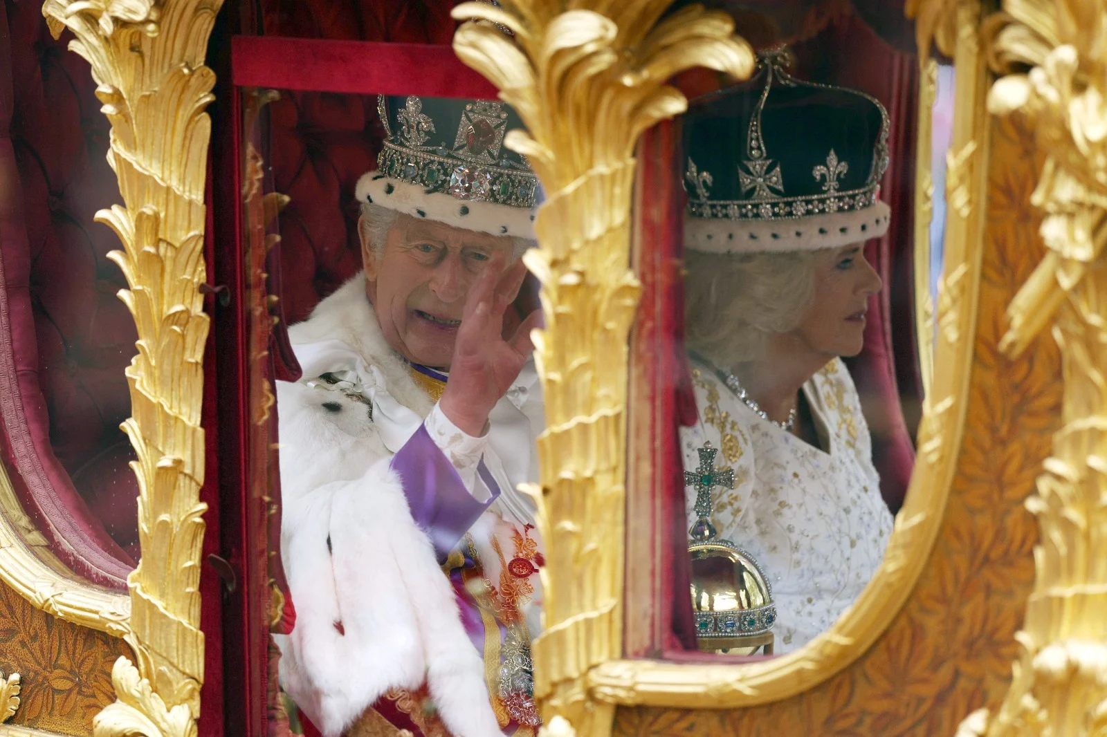 המלך צ'ארלס והמלכה קמילה בדרך לארמון בקינגהאם