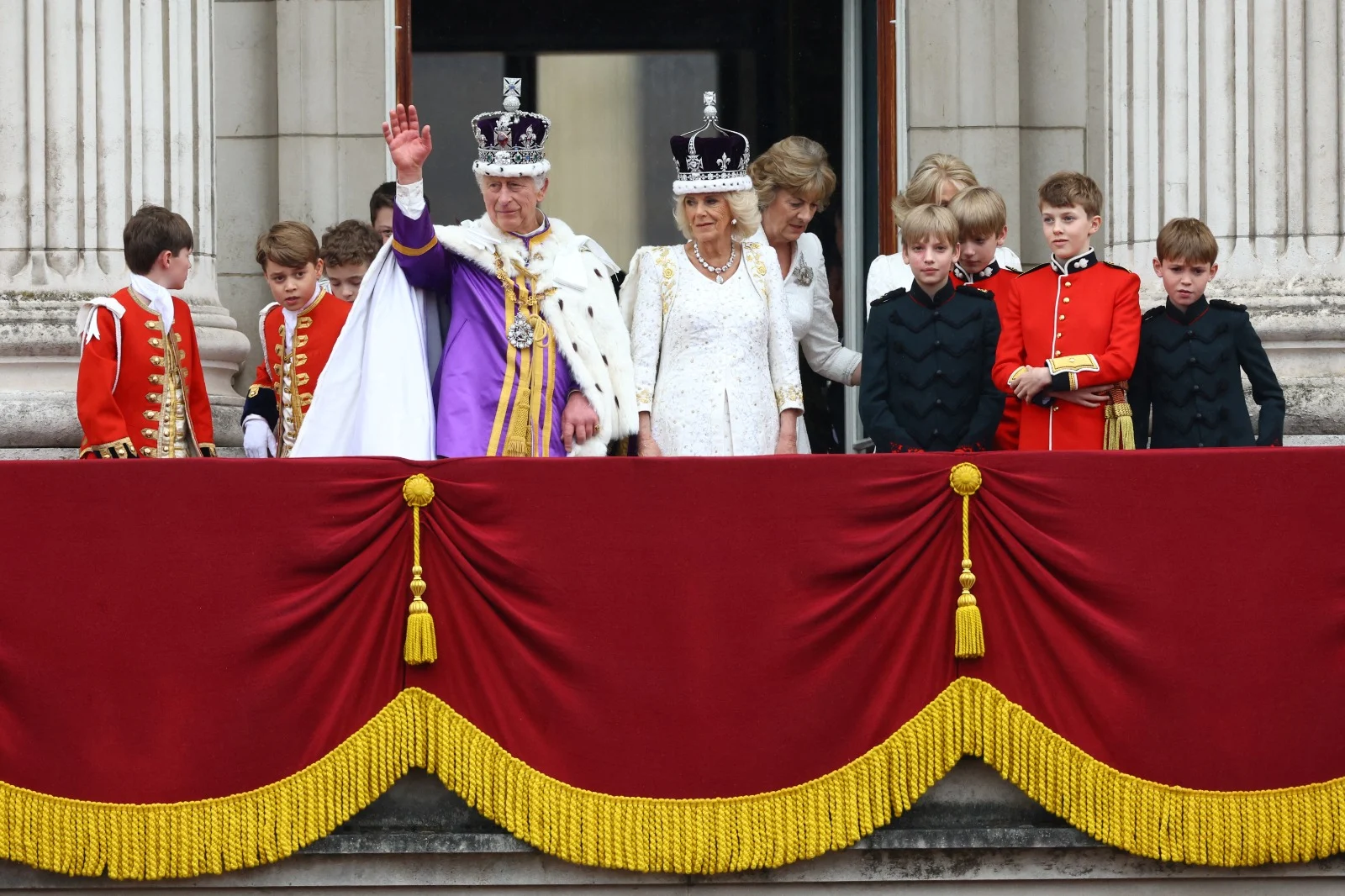 משפחת המלוכה מנופפת להמונים בארמון בקינגהאם
