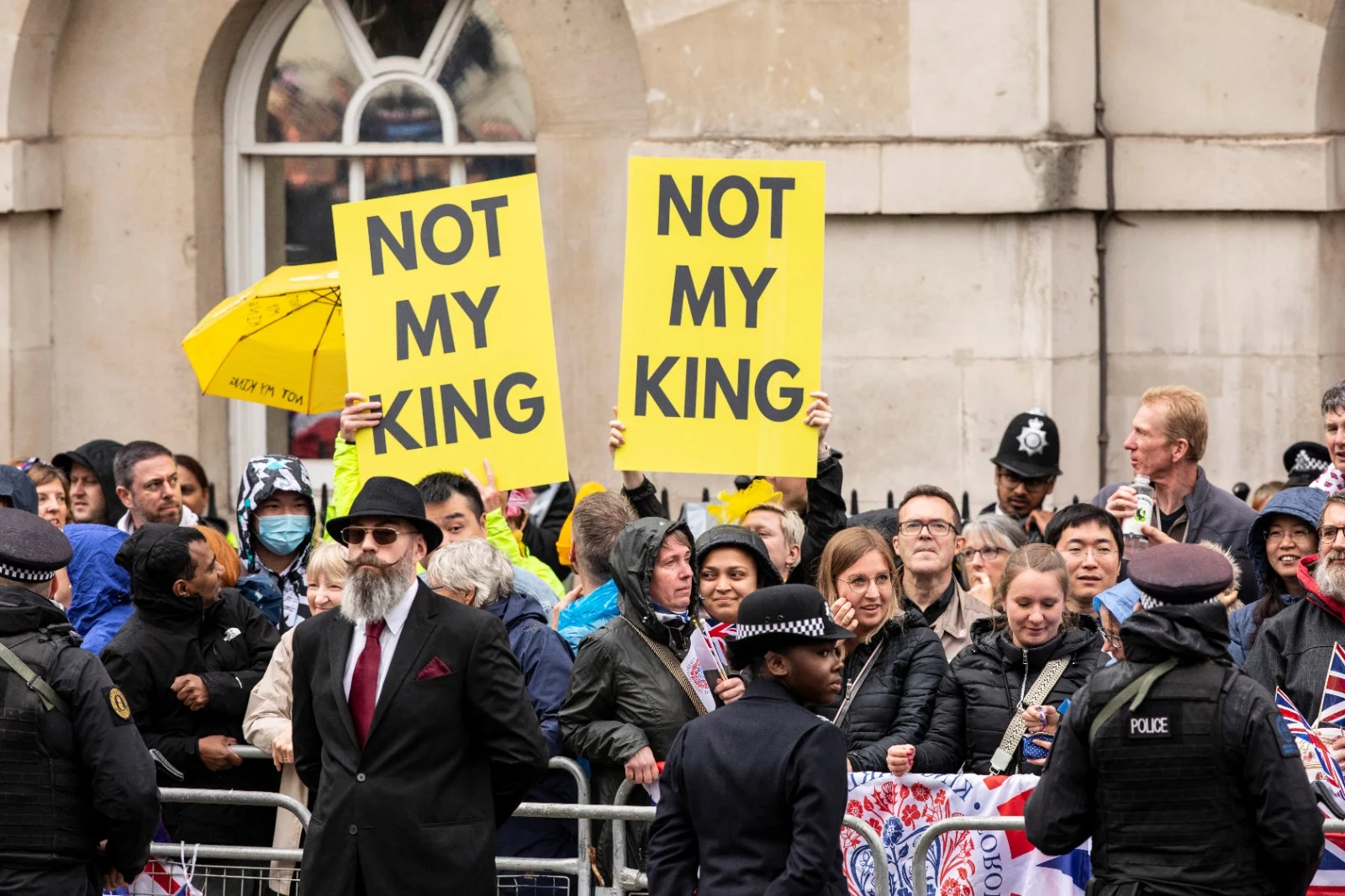 מפגינים אנטי- מלוכניים עם שלטים האומרים ''לא המלך שלי''